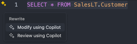 Screenshot des Smart Action-Symbols zum Ändern von SQL-Abfragen mithilfe von GitHub Copilot in Visual Studio Code.