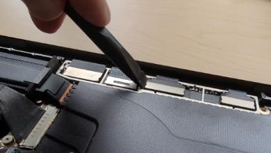 Screenshot that shows disconnecting the Display Assembly FPCs from the Surface Laptop using a nylon spudger