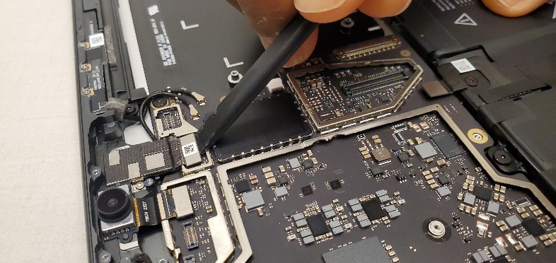 Screenshot that shows disconnecting rear camera FPC using flat end of spudger