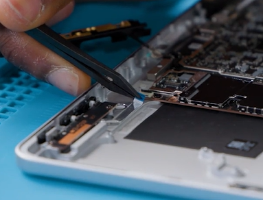 Screenshot that shows disengaging the latch and disconnecting the button switch FPC from the motherboard.