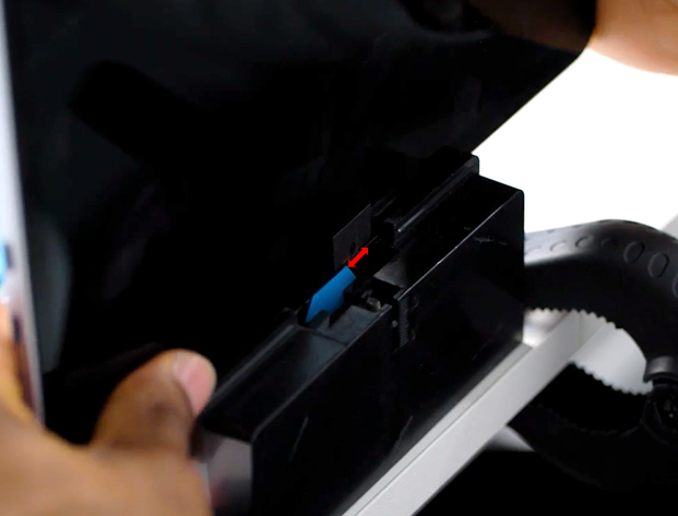 Screenshot that shows the debonding pick positioned to cut along the top edge during display debonding.