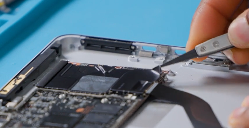 Screenshot that shows holding the device to access the speaker and display edges during debonding.