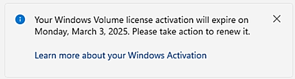 Screenshot of the KMS license renewal notification reminder in the Windows activation screen.