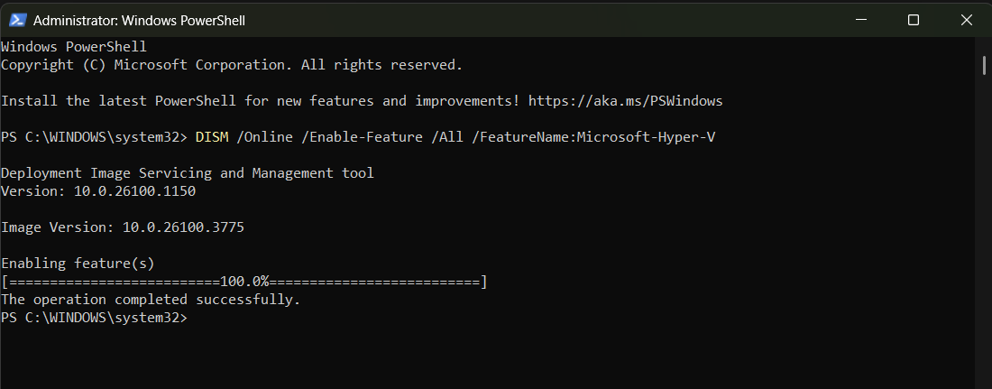 Okno konsoli pokazujące włączanie Hyper-V.