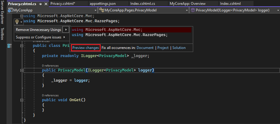 Captura de tela mostra o arquivo Privacy.cshtml no editor de código do Visual Studio com a dica de ferramenta Ações rápidas aberta e as alterações de visualização realçadas.