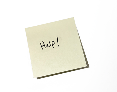 Липкая бумажка со словом 