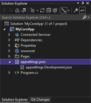 屏幕截图显示在 Visual Studio 的解决方案资源管理器中，appsettings.json 被选中并展开，暴露了 appsettings.Development.json。